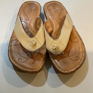 Born flip flops. Beige. Excellent condition.
